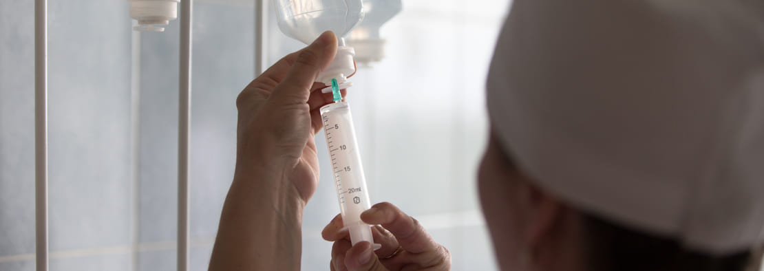 Нарколог подготавливает капельницу